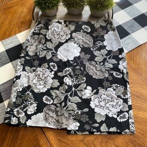 EUC Banana Republic Pencil Skirt -Sz 2